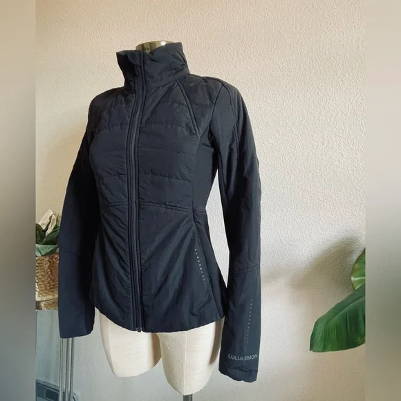 LULULEMON Another Mile Jacket Black Sz.2 Primaloft - Picture 2 of 12